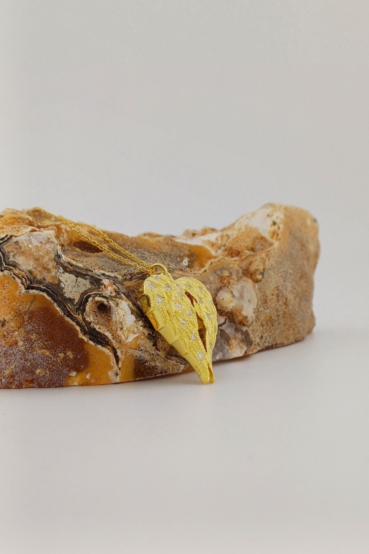ashanger gold plated angel wings met dubbele askamer