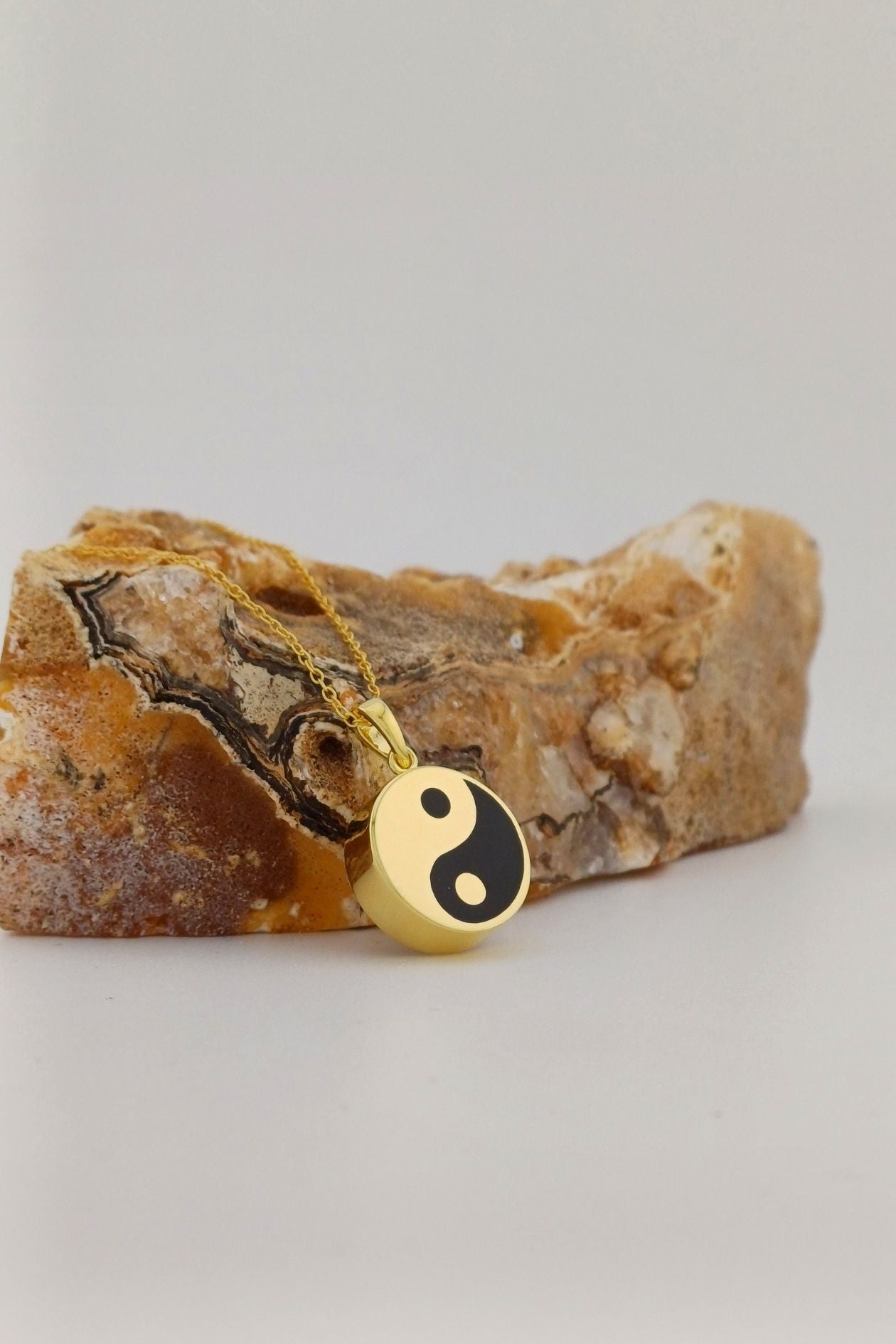 ashanger gold plated yin yang met dubbele askamer