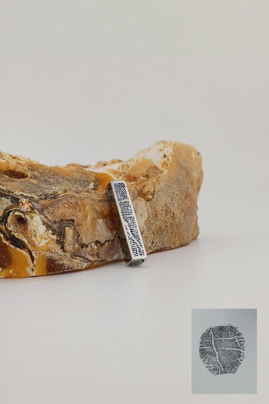 bar ashanger met vingerafdruk