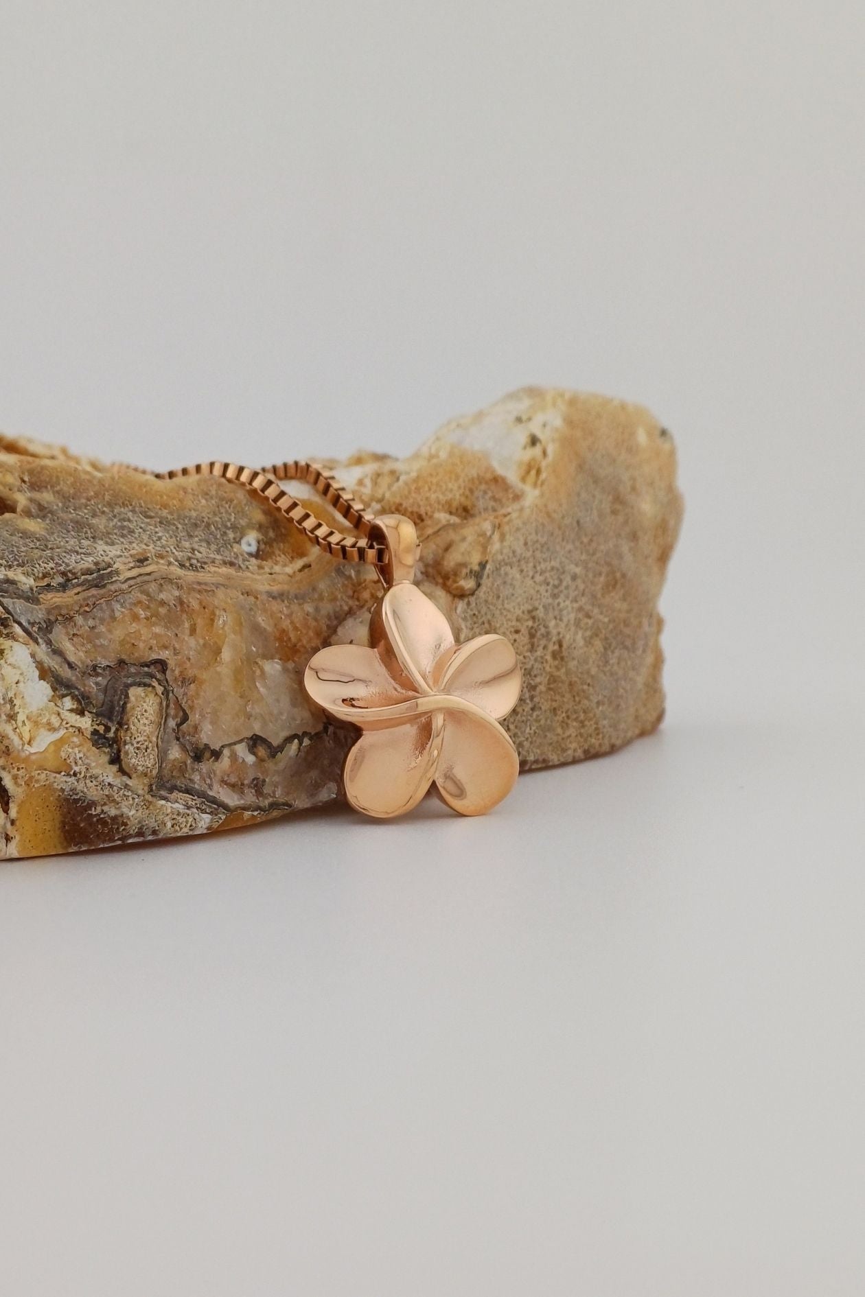 bloem ashanger rosegoudkleurig