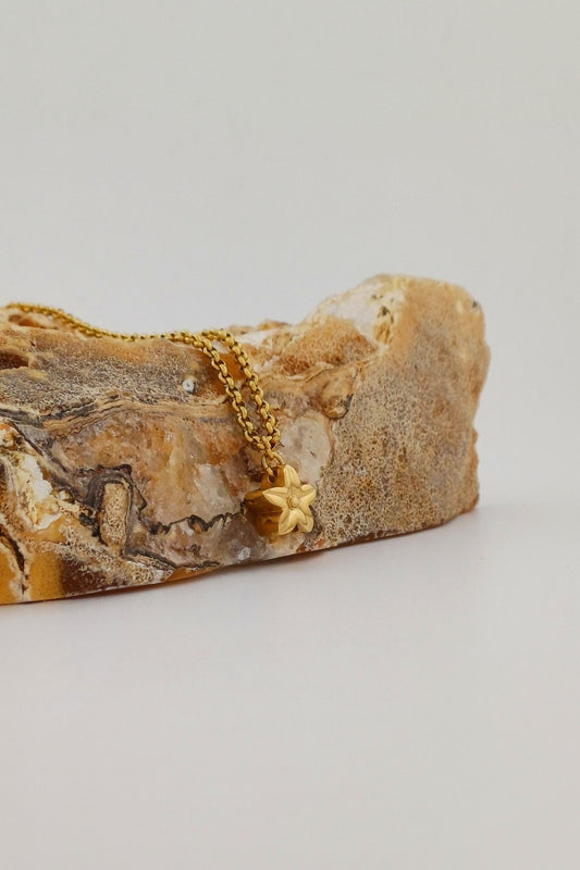 bloem ashangertje goudkleurig