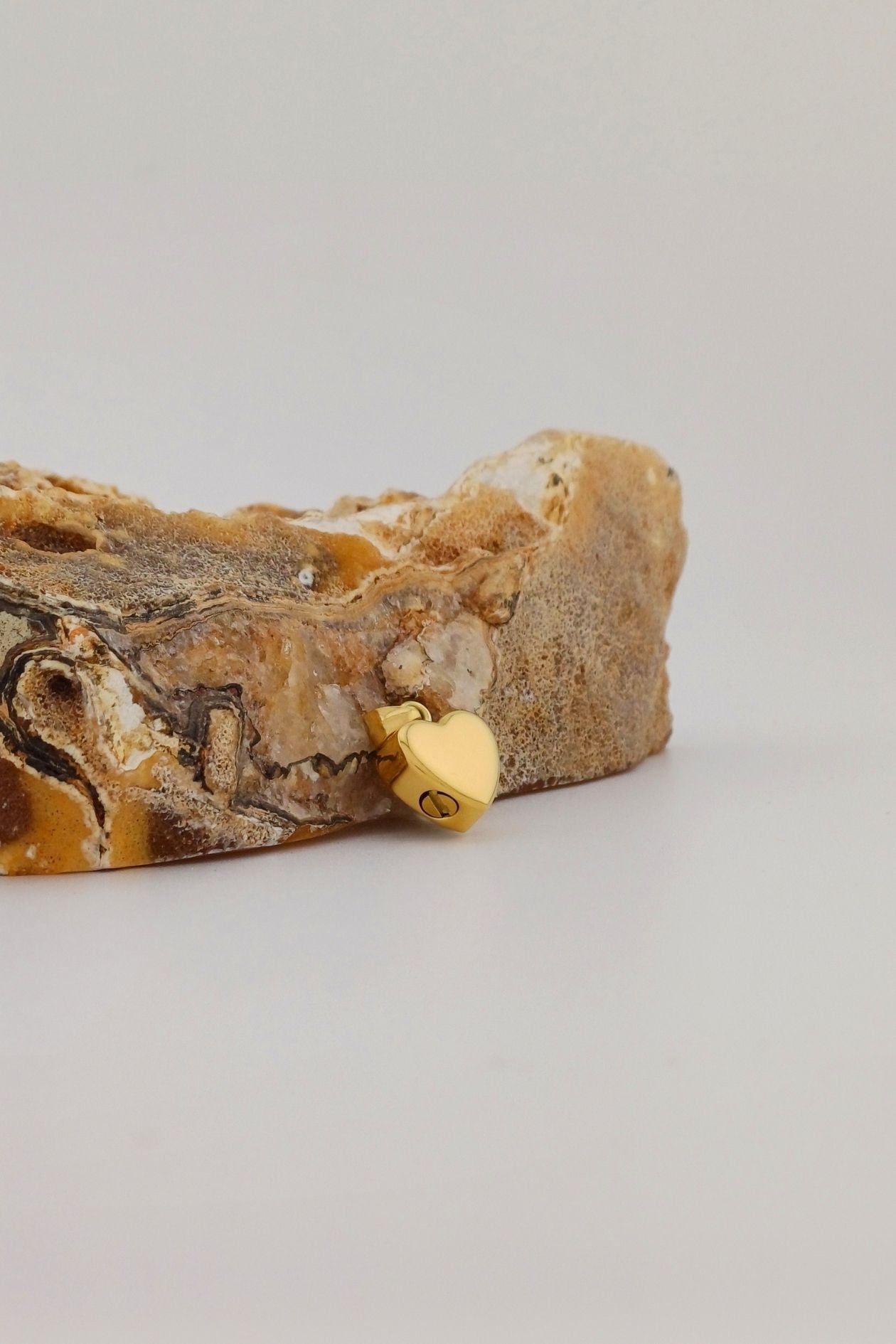 glazen hart ashangertje goudkleurig