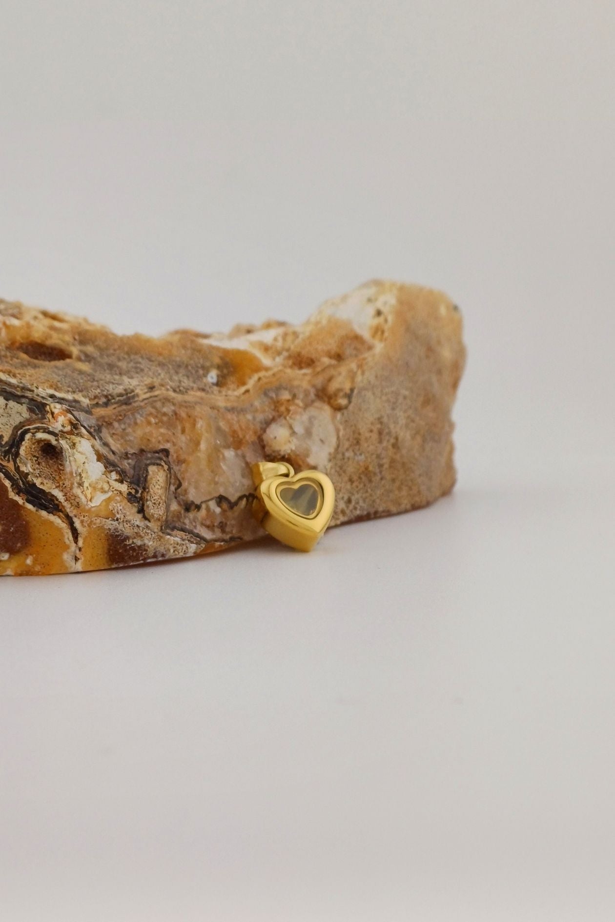 glazen hart ashangertje goudkleurig