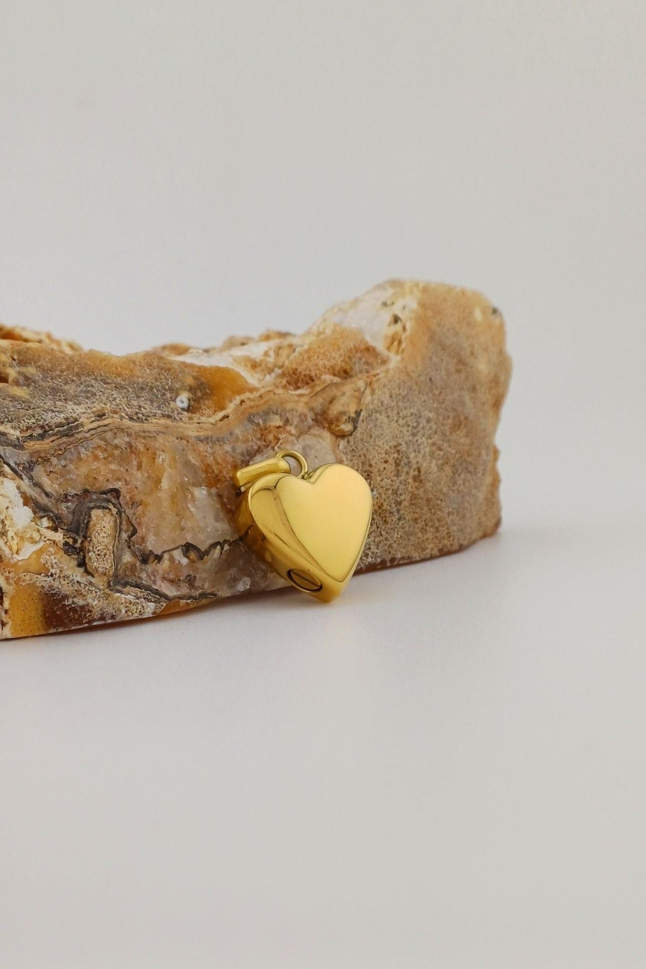 hart ashanger met pootje goudkleurig