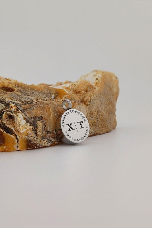 initiaal ashanger rond rvs met 2 initialen