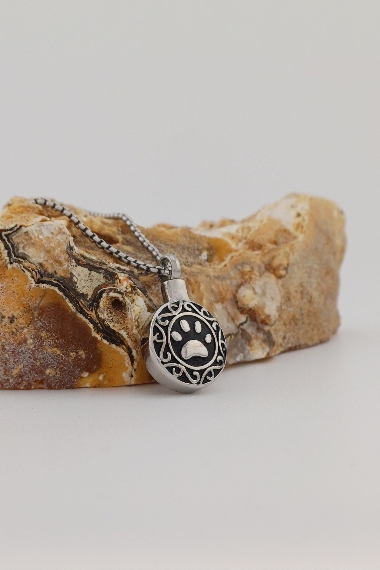 ornated paw ashanger rvs