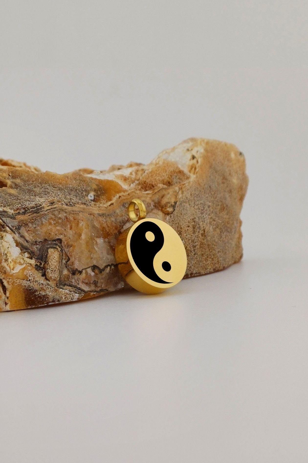 yin yang ashanger rond goudkleurig