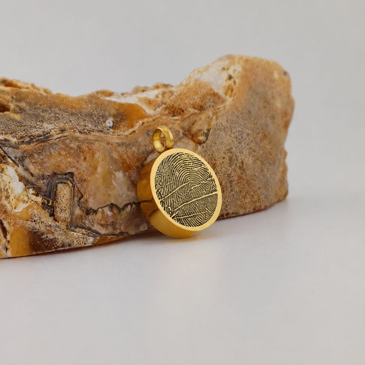ashanger met vingerafdruk goudkleurig