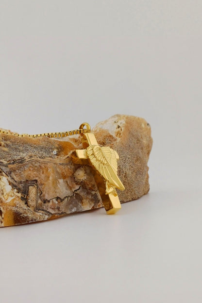 kruis ashanger angel wings goudkleurig
