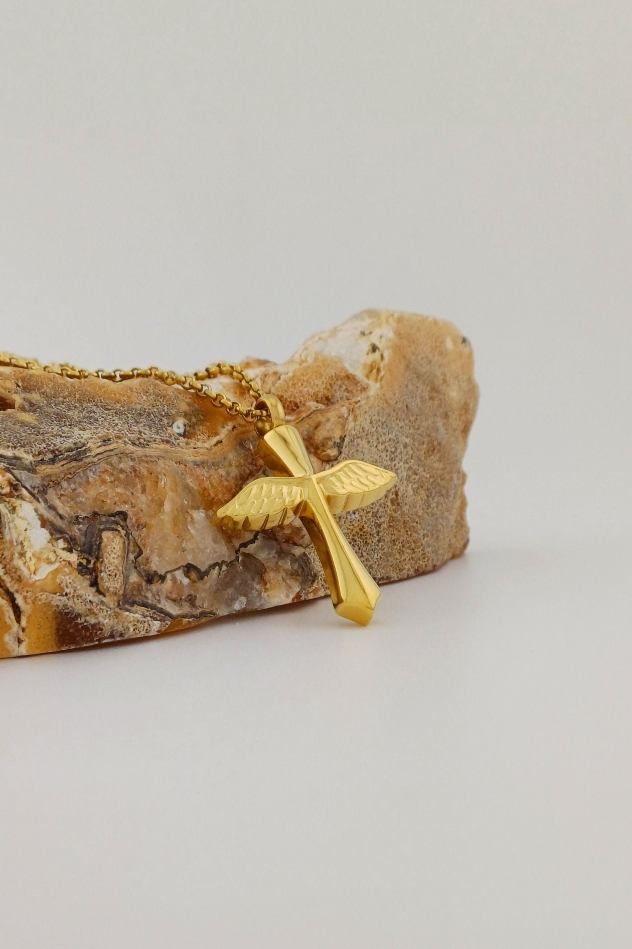 winged cross ashanger goudkleurig
