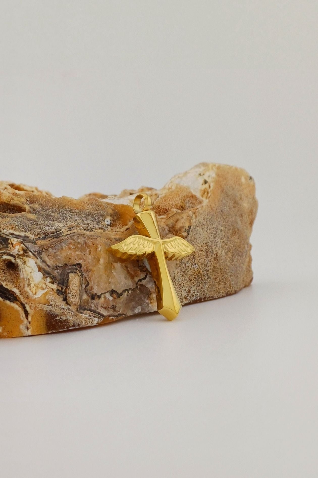 winged cross ashanger goudkleurig