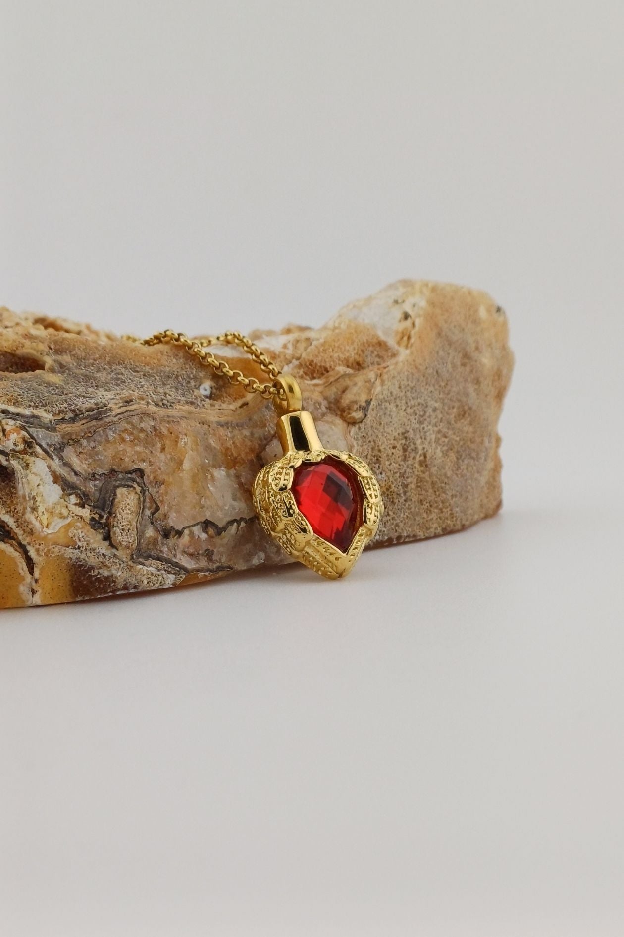 winged heart ashanger rood goudkleurig